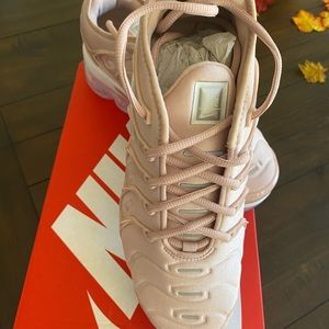 Nike Women’s VAPORMAX PLUS pink Oxford/ metallic silver